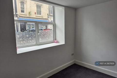 2 bedroom flat to rent, Market Street, Torquay, TQ1