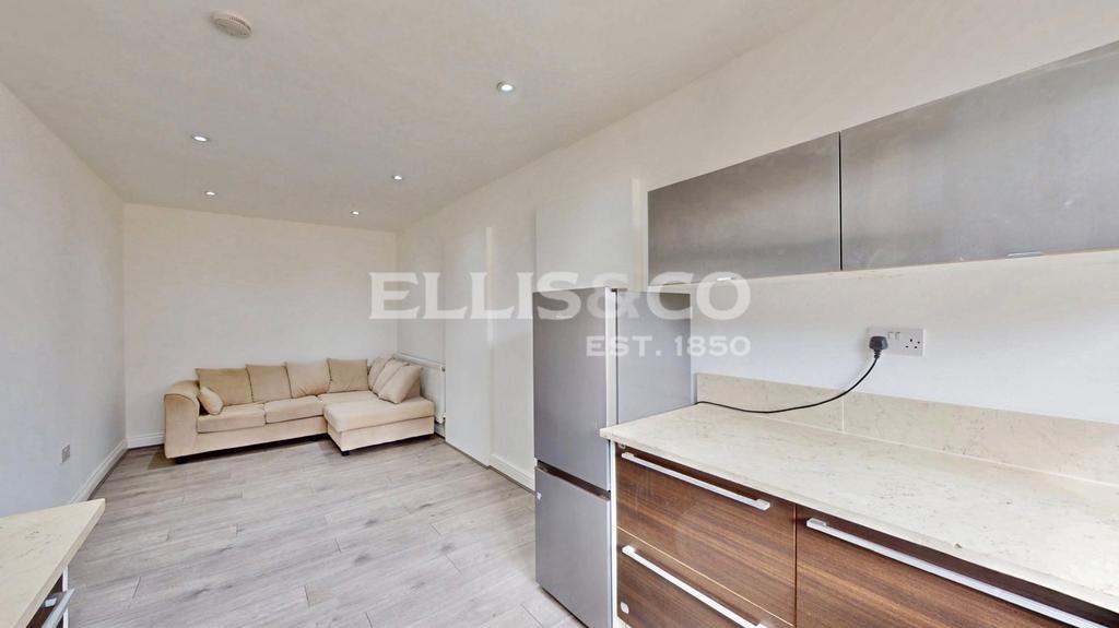 Apartment in Northolt - View 2