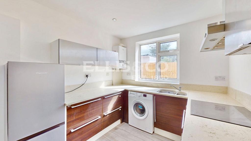 Apartment in Northolt - View 4