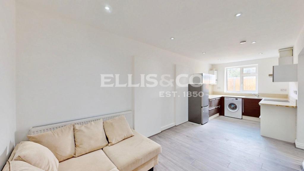Apartment in Northolt - View 5