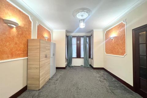 4 bedroom terraced house to rent, Mortlake Road, Ilford IG1