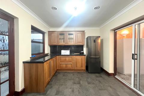 4 bedroom terraced house to rent, Mortlake Road, Ilford IG1