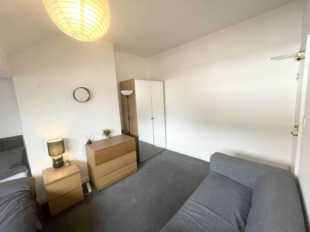 House in Leeds, Kirkstall - More