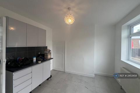 2 bedroom terraced house to rent, Hazelwood Close, Luton, LU2