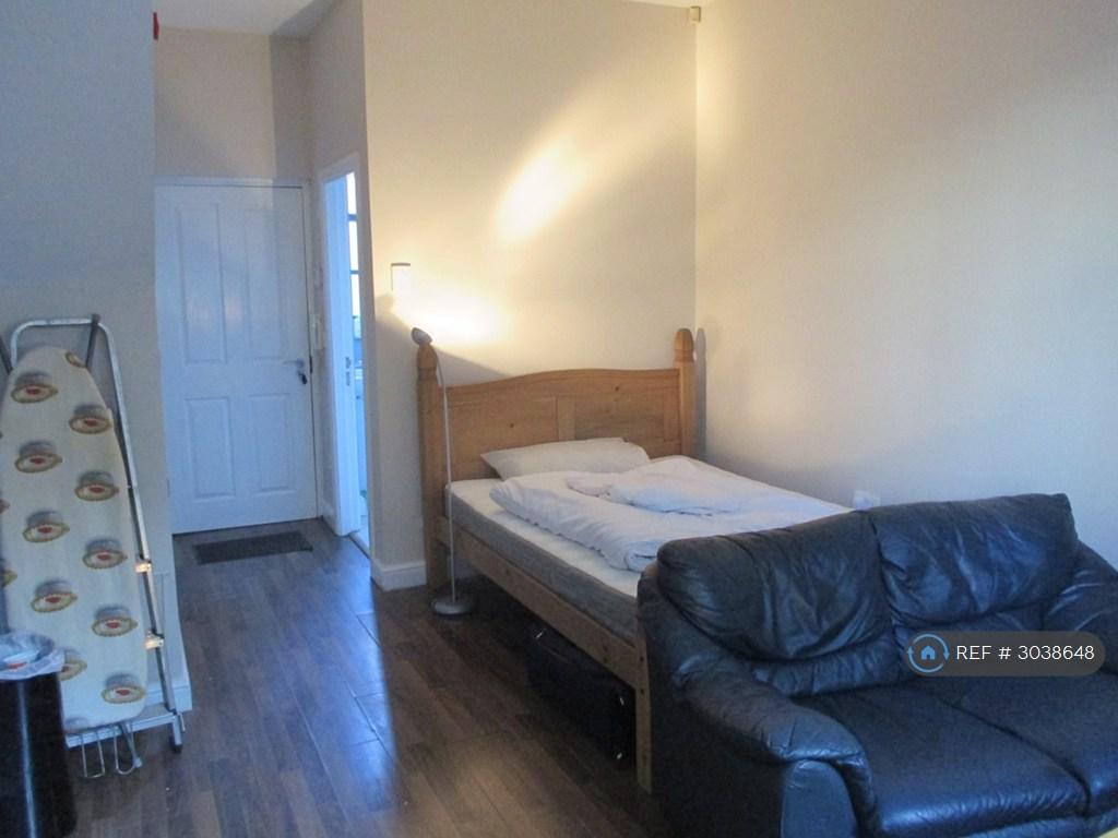 Apartment in Sheffield, South Yorkshire - View 4