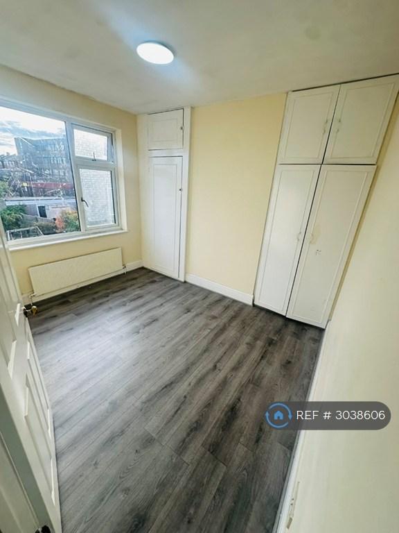 House in Ilford, Barkingside - View 5