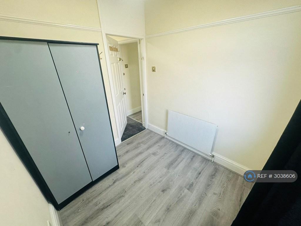 House in Ilford, Barkingside - More