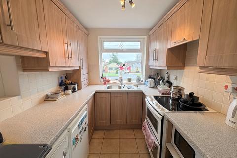 2 bedroom bungalow to rent, Kilmorie Road, Cannock, WS11