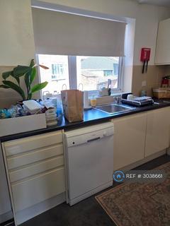 3 bedroom terraced house to rent, Sheerwater Road, Woking, GU21