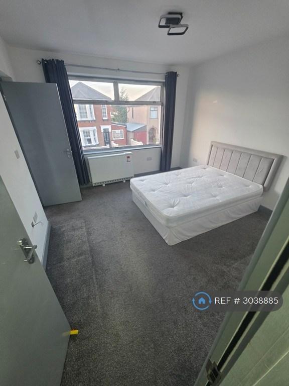 Apartment in Romford - View 3