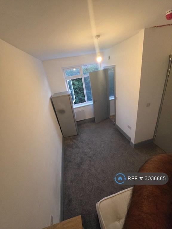 Apartment in Romford - More