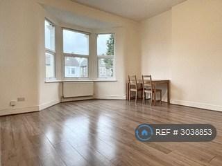 Apartment in London, Leytonstone - View 3