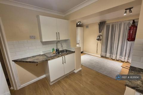 3 bedroom terraced house to rent, Chesford Road, Luton, LU2