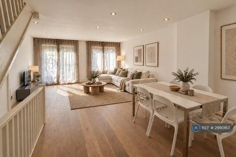 3 bedroom terraced house to rent, Cinnamon St, London, E1W