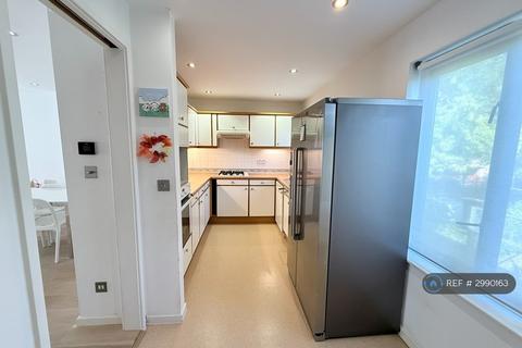 3 bedroom terraced house to rent, Cinnamon St, London, E1W