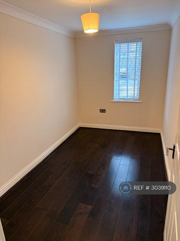 Apartment in Sunbury-On-Thames - More
