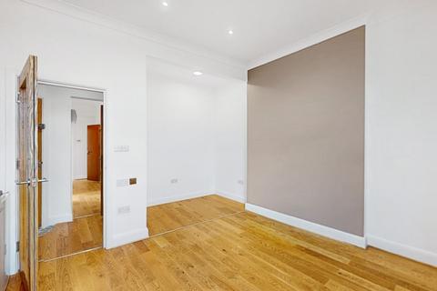 3 bedroom flat to rent, High Road, London NW10