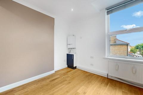 3 bedroom flat to rent, High Road, London NW10