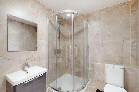 3 bedroom flat to rent, High Road, London NW10