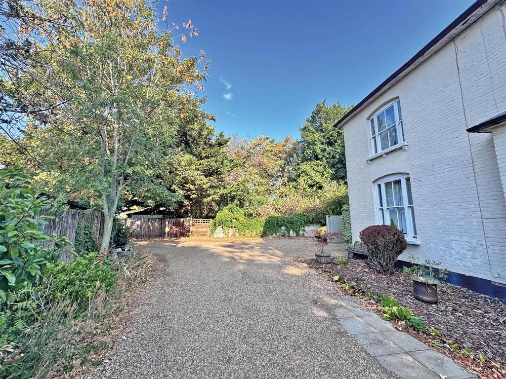 Wendover Road, STAINES-UPON-THAMES - View 3