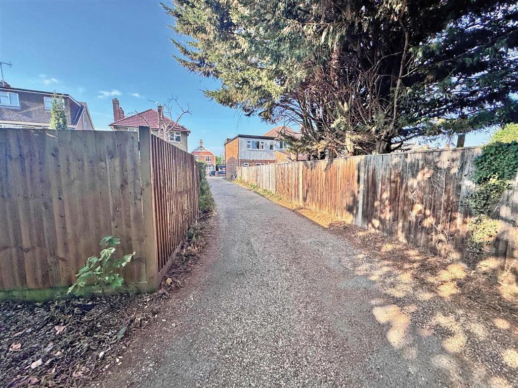 Wendover Road, STAINES-UPON-THAMES - View 5