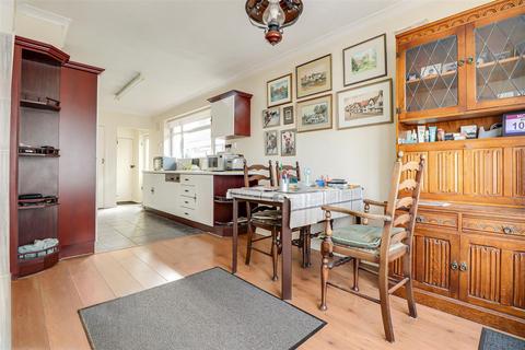 4 bedroom chalet for sale, The Fairway, Leigh-on-Sea SS9