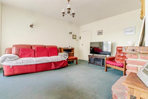 4 bedroom chalet for sale, The Fairway, Leigh-on-Sea SS9