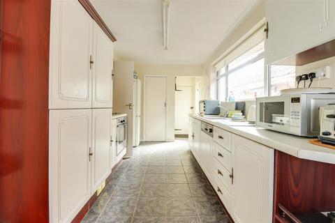 4 bedroom chalet for sale, The Fairway, Leigh-on-Sea SS9