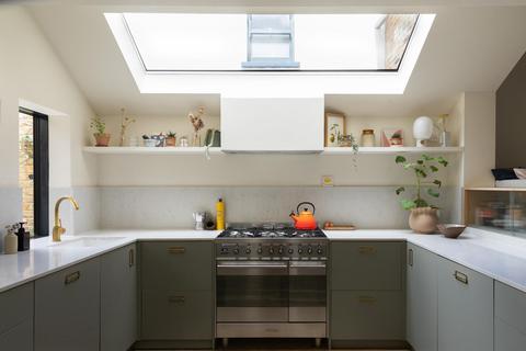 3 bedroom terraced house for sale, Gellatly Road, London