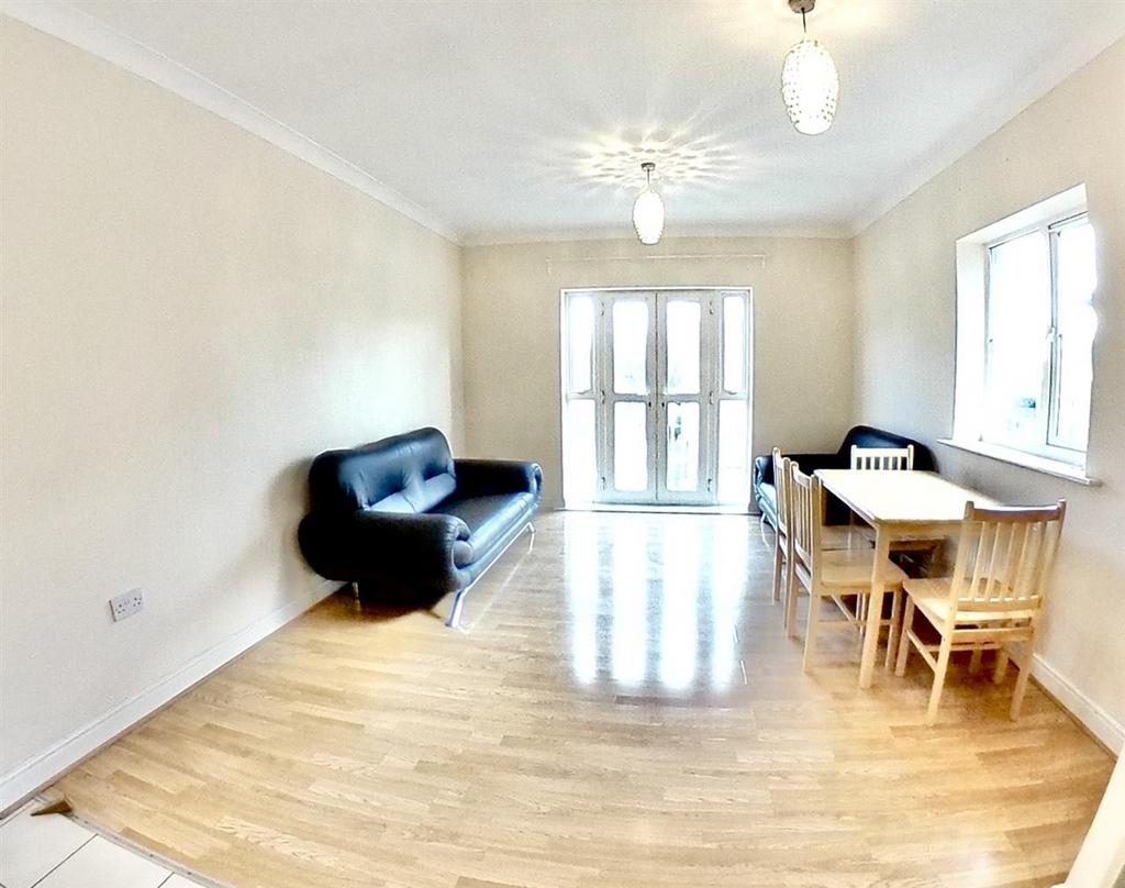 Apartment in Greenford - View 3