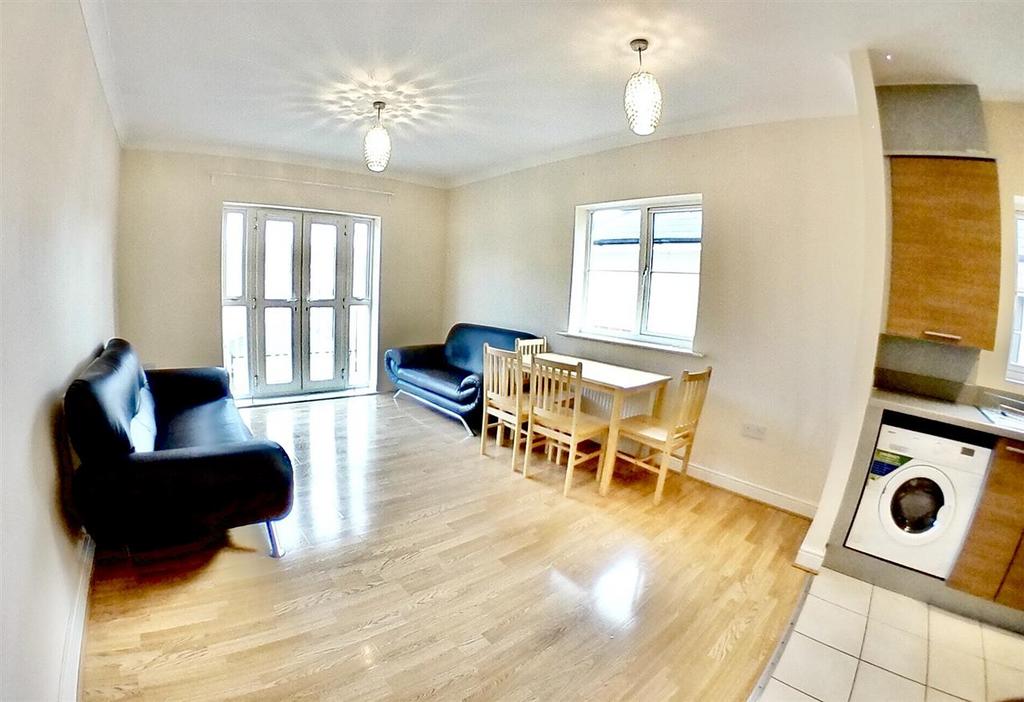 Apartment in Greenford - View 4