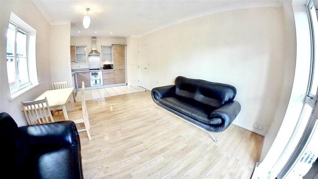 Apartment in Greenford - More