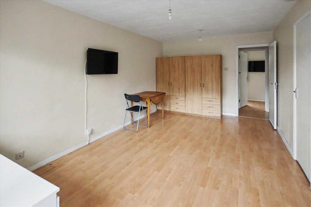 Apartment in Chiswick - View 2