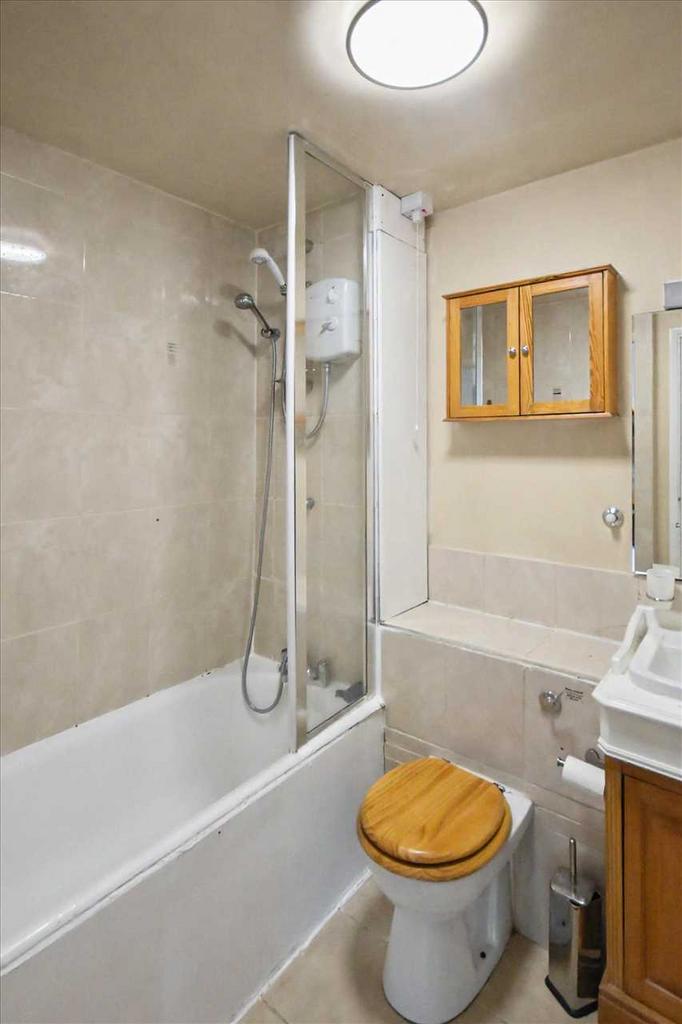 Apartment in Chiswick - View 4