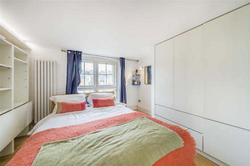 Apartment in London - More