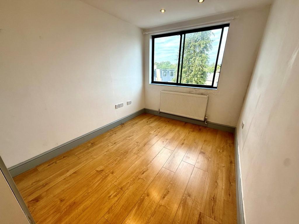 Apartment in Barnet - View 4