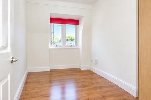 2 bedroom flat to rent, Plumstead Common Road Barnfield Gardens SE18
