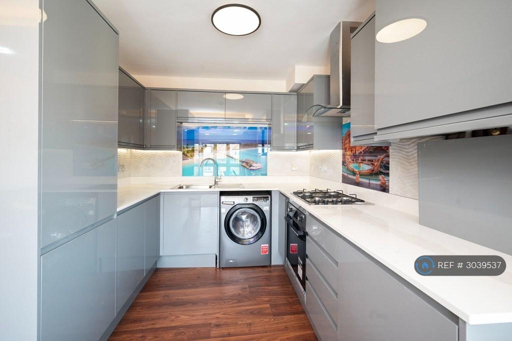 Apartment in Dagenham - View 3