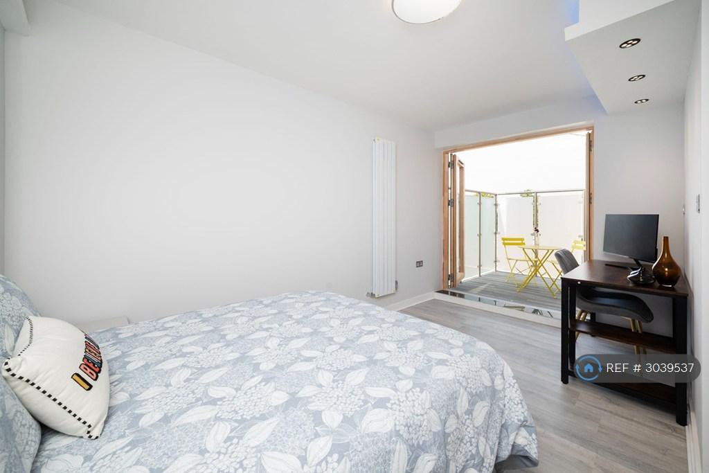 Apartment in Dagenham - View 5