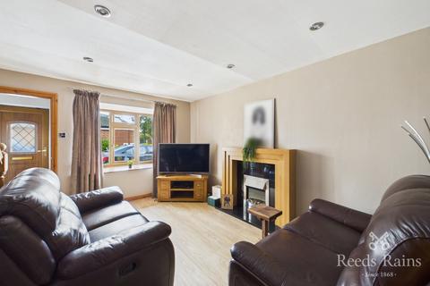 2 bedroom semi-detached house for sale, Dimple Gardens, West Yorkshire WF5