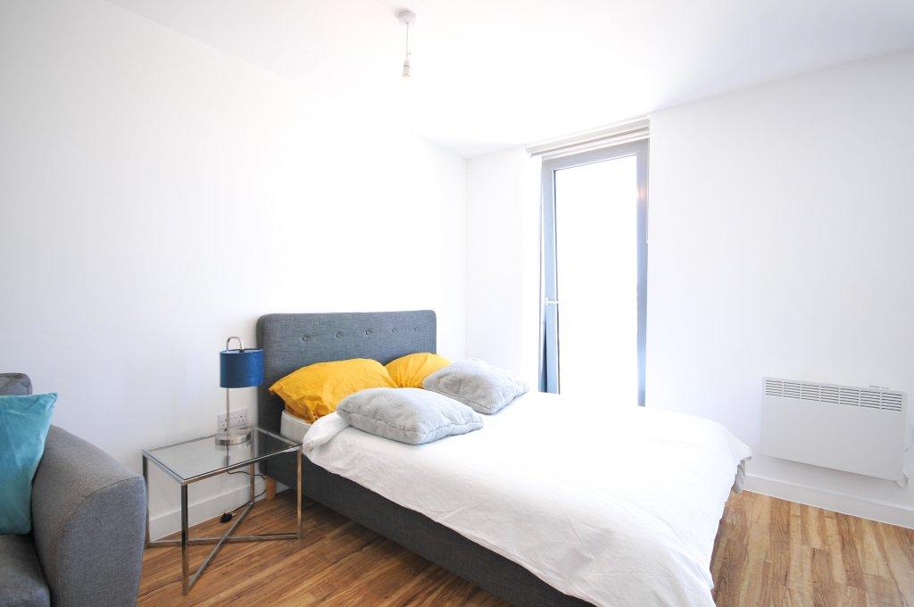 Apartment in Salford Quays - More