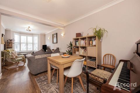 3 bedroom end of terrace house for sale, Hamilton Road, Romford, RM2