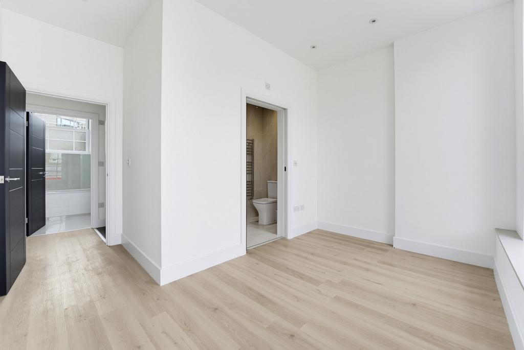 Apartment in Uxbridge - More
