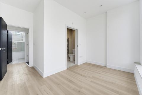 2 bedroom flat to rent, High Street, Uxbridge, UB8