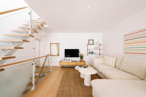 3 bedroom terraced house to rent, Frederick Close, Hyde Park, London W2