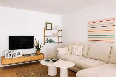 3 bedroom terraced house to rent, Frederick Close, Hyde Park, London W2