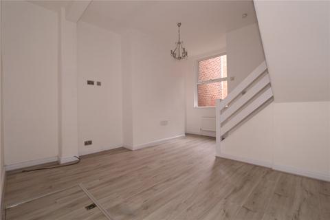3 bedroom terraced house to rent, Hyde Road, Manchester M34