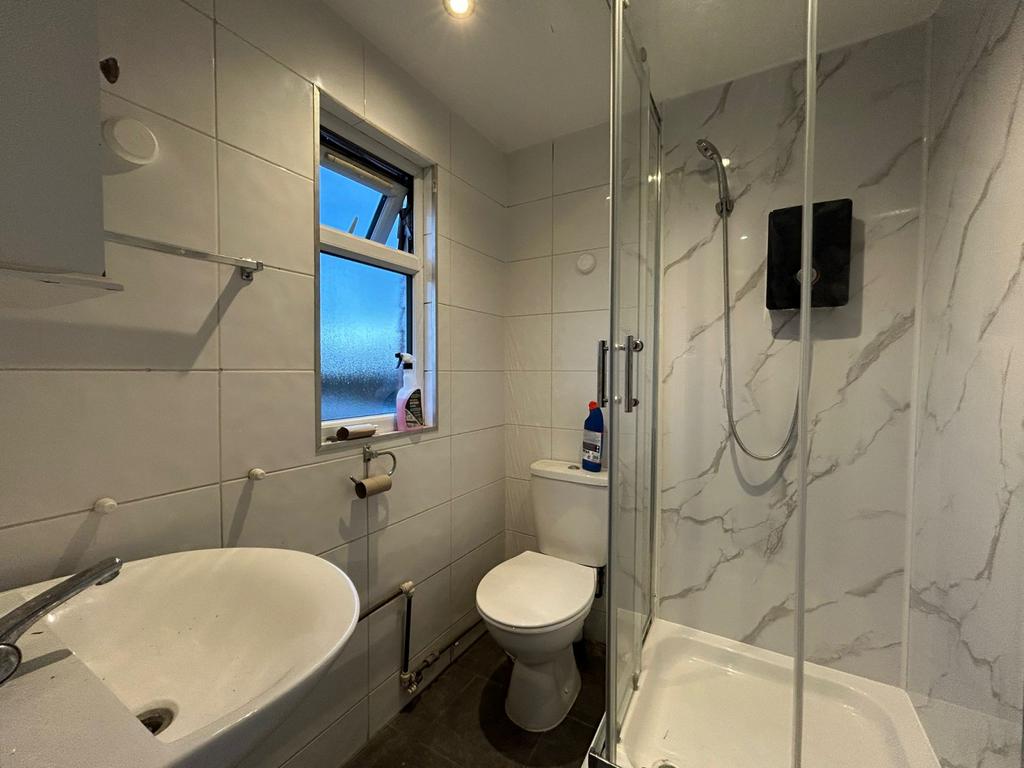 Apartment in Hounslow - View 3