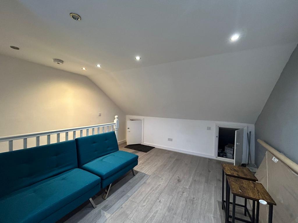 Apartment in Hounslow - View 4