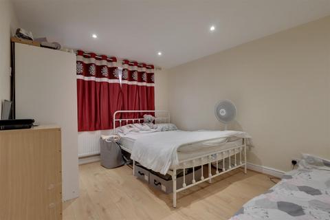 3 bedroom maisonette to rent, Ramsey Close, Greenford